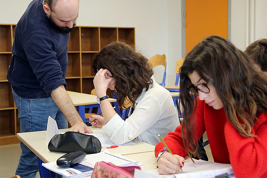 pierre-eleves Prof et stagiaires en classe