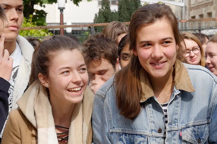 eleves-dans-la-cour-2
