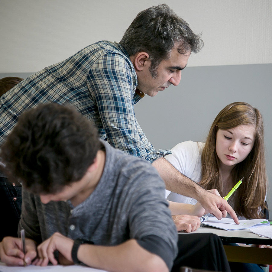 Stage de prérentrée en Terminale Cours Thalès prof et élève en classe