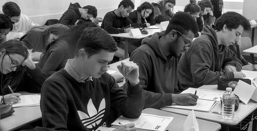 Nos élèves en pleine concentration pendant le stage de préparation aux concours Sciences Po